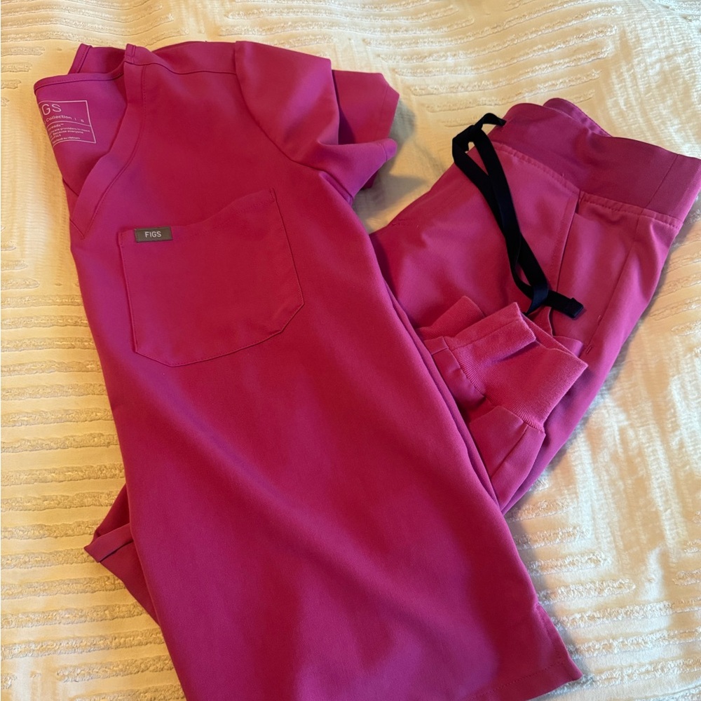Figs Catarina top and Zamora high waisted jogger set.